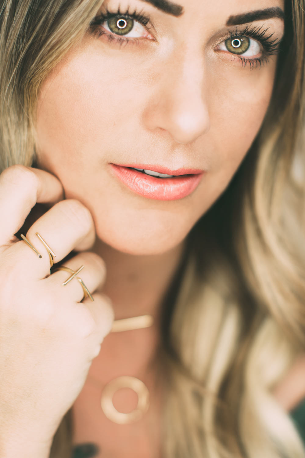 Caitlin Lindquist of Dash of Darling styles her favorite everyday minimal jewelry by Mejuri from their new Lines Collection in collaboration with Bloglovin'.