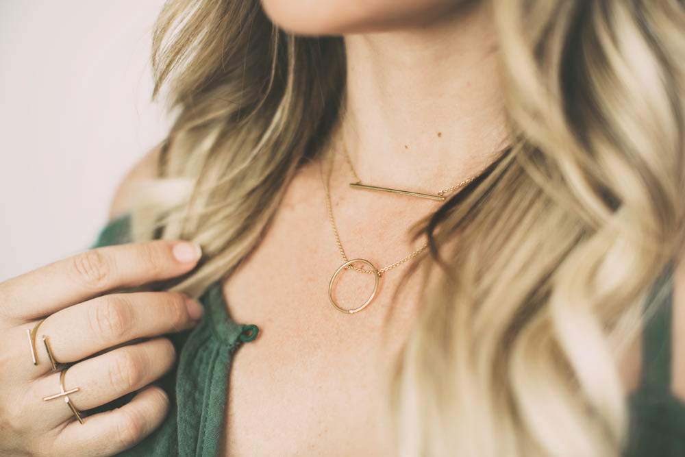 Caitlin Lindquist of Dash of Darling styles her favorite everyday minimal jewelry by Mejuri from their new Lines Collection in collaboration with Bloglovin'.