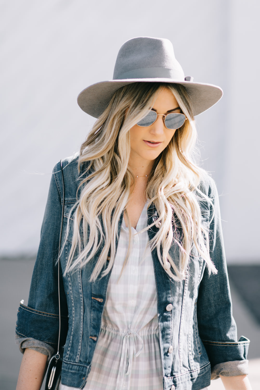 Dash of Darling shares how to shop smart with an affordable spring outfit with thredUP