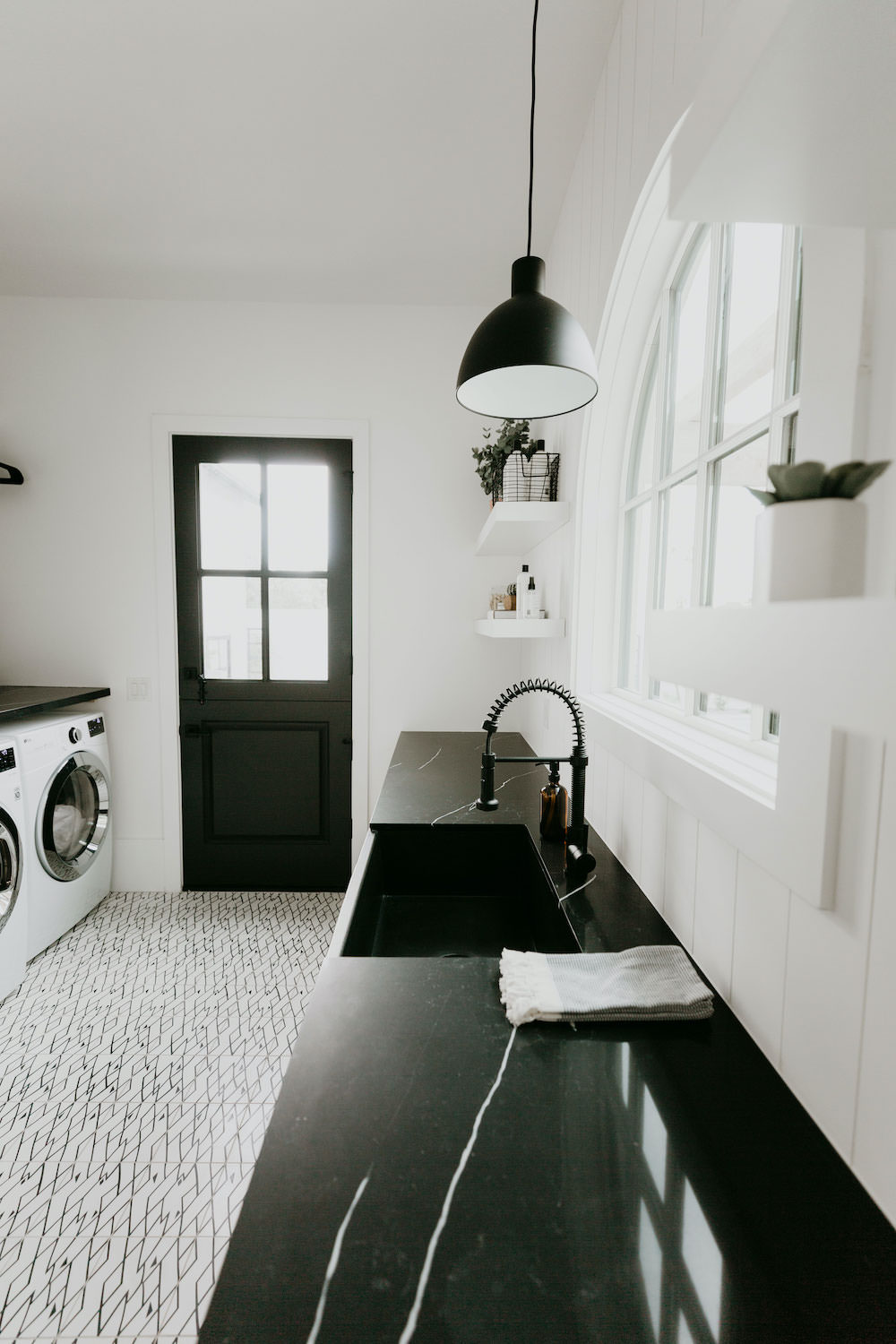 black-and-white-laundry-room-ideas - Dash of Darling